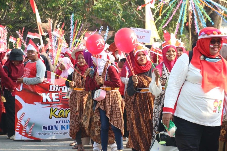 lebih dari Seribu Warga Meriahkan Jalan Sehat dan Karnaval Desa Krandegan